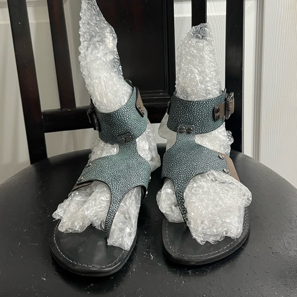 NWOT Tory Burch Tegan Stingray Smoke Vegan Leather Gladiator Sandals Size 6.5 - Picture 3 of 8